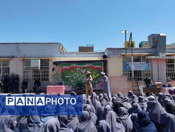 تجلیل از معلمان نمونه در مدرسه تقوا مشهد