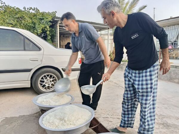 پخت و توزیع نذری در روز تاسوعای حسینی روستای حسن آباد داراب استان فارس