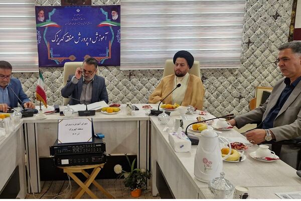 تقدیر از دانش‌آموز نخبه پژوهش‌سرای کاوش در شورای آموزش و پرورش کهریزک