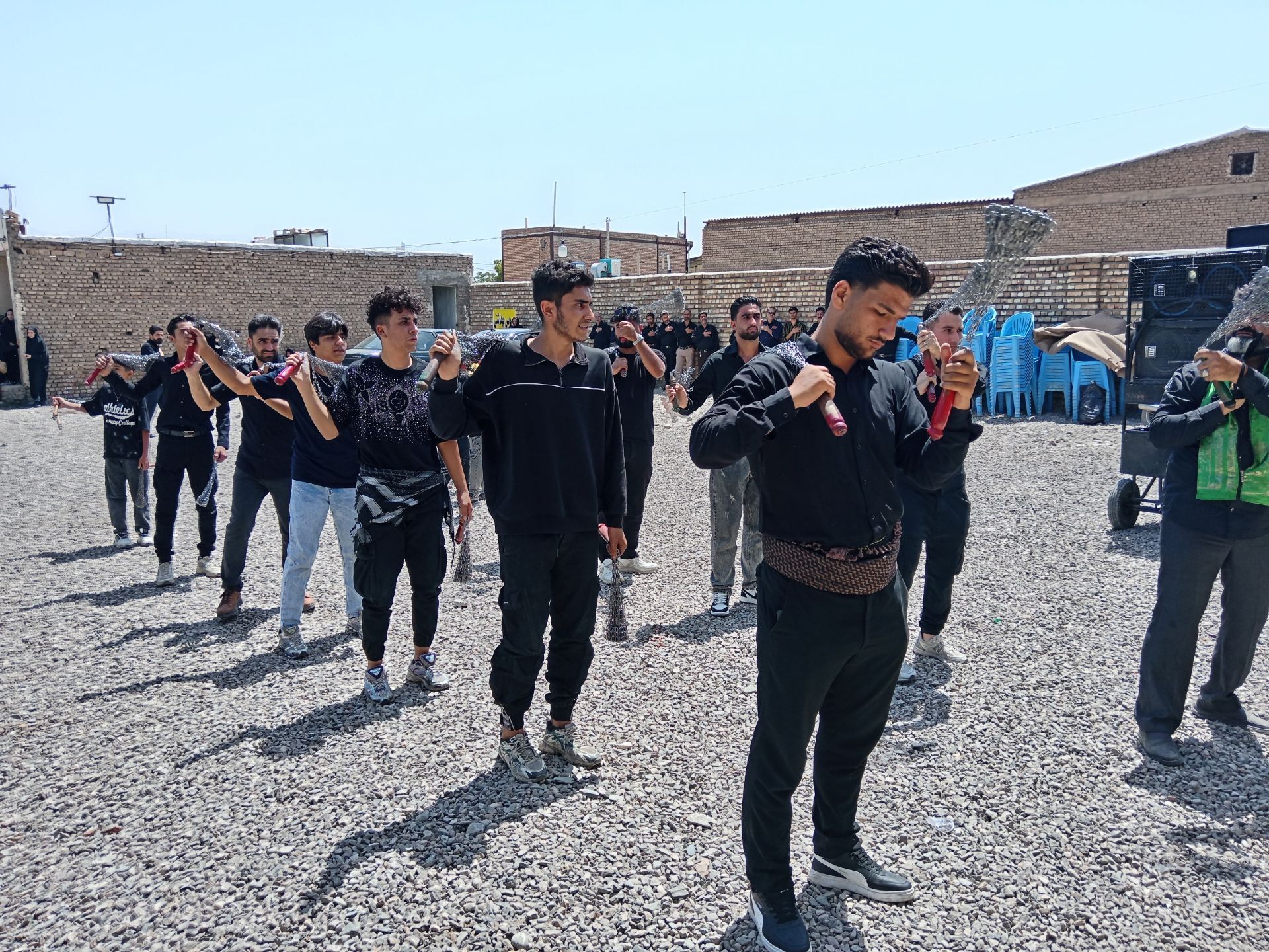هیئت زنجیرزنی در روستای فیض آباد در صبح عاشورای حسینی 