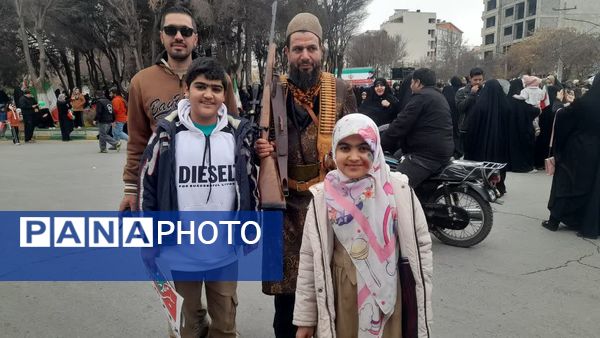 حضور پرشور دانش آموزان و مردم بروجرد در راهپیمایی ۲۲ بهمن 