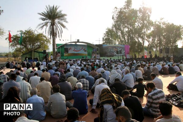 طنین نماز عید قربان در بقعه متبرک امامزاده شاه قطب‌الدین حیدر (ع) رودان