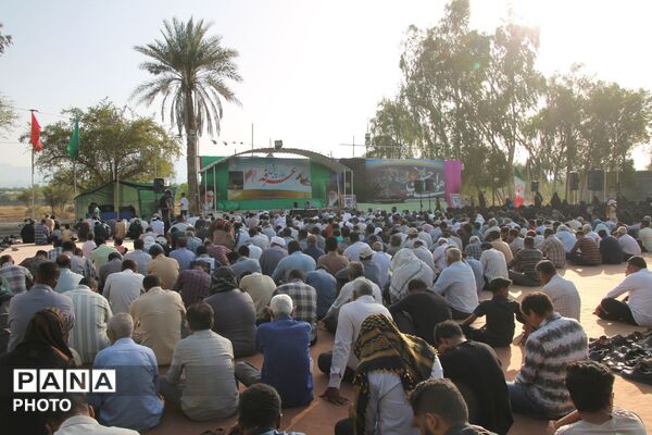 طنین نماز عید قربان در بقعه متبرک امامزاده شاه قطب‌الدین حیدر (ع) رودان