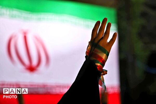 حضور پررنگ اداره آموزش و پرورش در راهپیمایی میدان انقلاب
