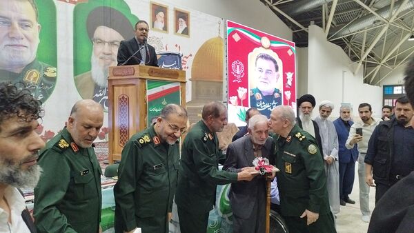 مراسم اولین سالگرد شهادت  سید حسن نصرالله، شهید حاج عباس نیلفروشان و سید هاشم صفی الدین در گلستان شهدا اصفهان 
