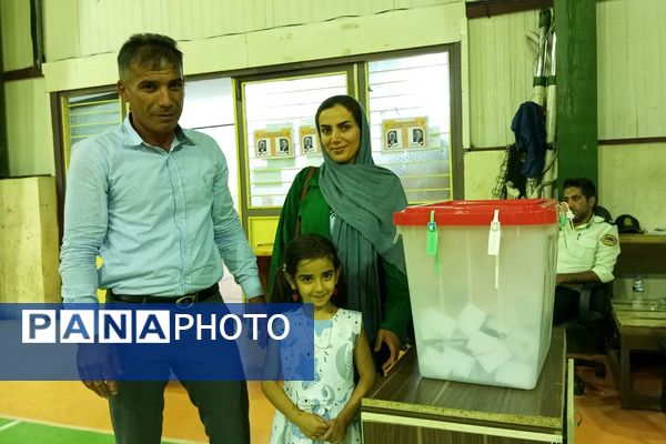 حضور پرشور کودکان در کنار والدین پای صندوق‌های رای نصیرشهر 