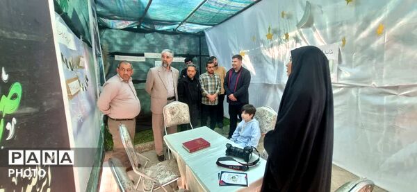 حضور معاون تشکیلات سازمان دانش‌آموزی در غرفه «نوجوان مبارز» 