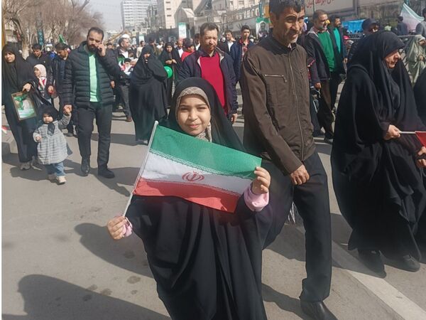 حضور دانش آموزان دبستان نرجس در راهپیمایی ۲۲بهمن 