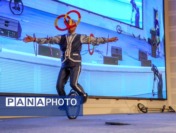 تجلیل از معلمان نمونه منطقه ۱۴ به مناسبت هفته گرامیداشت مقام معلم