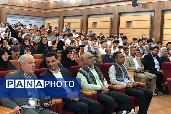 حضور دانش‌آموزان و مسئولان در یادواره شهدا دفاع مقدس ناحیه 2 شهرری 