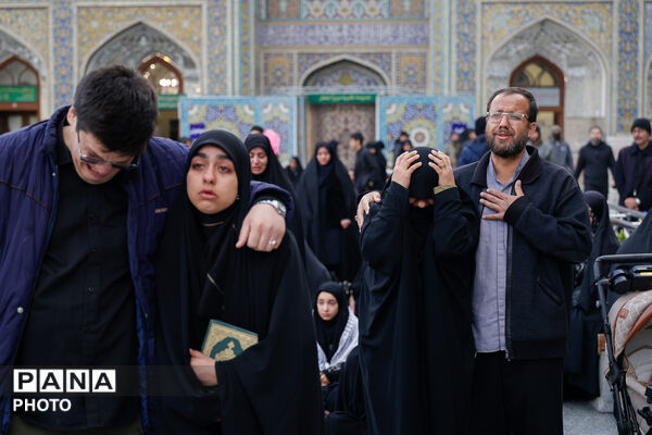 سوگ و حزن اعلام شهادت رهبر معظم انقلاب در حرم مطهر رضوی-۱