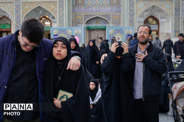 سوگ و حزن اعلام شهادت رهبر معظم انقلاب در حرم مطهر رضوی-۱
