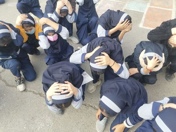 بیست و هفتمین دوره مانور زلزله در مدرسه ناهید نخودی 