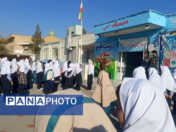 بازارچه کتاب در دبستان سمیه