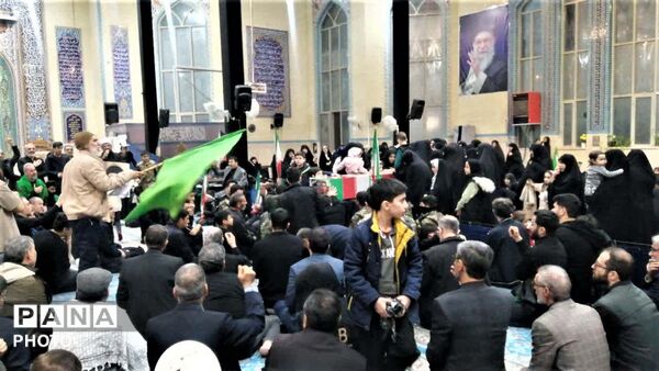 وداع اهالی منطقه بنیاد قم با پیکر مطهر دانش‌آموز شهید «حسینی مقدم»