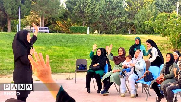 برگزاری همایش پیاده روی خانوادگی در باغ بانوان نجف آباد 