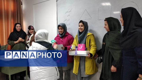 تجلیل از نخبگان آموزشی در دبیرستان شهیده محبوبه دانش