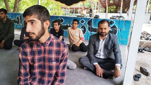اقامه نماز دانش‌آموزی با حضور ۱۲۰ دانش‌آموز پسر در اردوگاه شهید بهشتی یاسوج