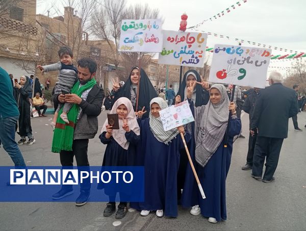 جلوه‌هایی از حضور پرشور دهه نودی‌ها در راهپیمایی ۲۲ بهمن در یزد