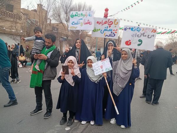 جلوه‌هایی از حضور پرشور دهه نودی‌ها در راهپیمایی ۲۲ بهمن در یزد