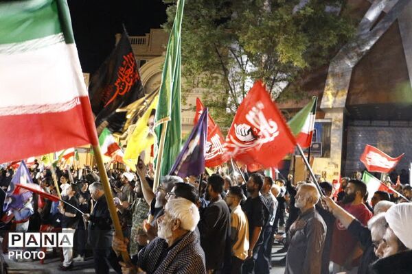 فیروزکوه در سوگ و خشم؛ طنین فریادهای مردم در تجمعات شبانه مردم در خون‌خواهی رهبر شهید
