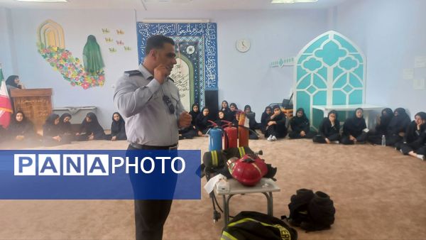آموزش ایمنی و اطفای حریق برای دانش‌آموزان دبیرستان فرهنگیان