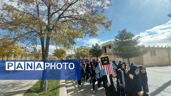 حضور پرشور دانش‌آموزان فریدنی در راهپیمایی 13 آبان