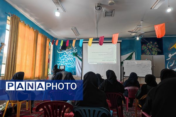برگزاری جلسه آموزش خانواده در دبیرستان شاهد شهید قاسم سلیمانی