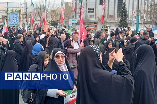 حضور اقشار مختلف مردم شهرری در راهپیمایی ۲۲ بهمن