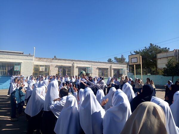 روزی شاد در دبستان سمیه کاشمر