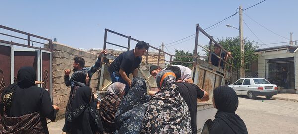 پخش نذری ظهر عاشورا در روستای حسن آباد بلهر 