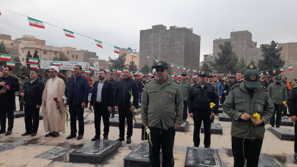 مراسم عطرافشانی مزار شهدا با حضور پرشکوه نوجوانان دهه نودی