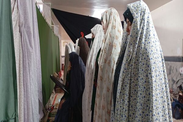 اقامه نماز جماعت باحضور معتکفین در مسجد جامع شهر بار نیشابور 