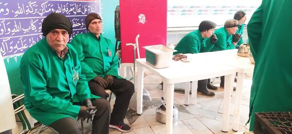حضور خادمان اصفهانی در چایخانه امام رضا«ع» مشهد