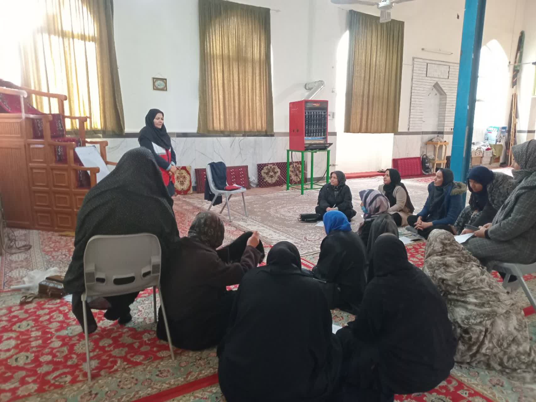 دوره‌ آموزشی‌ هلال‌احمر در پایگاه‌ بسیج مطهره شیروان