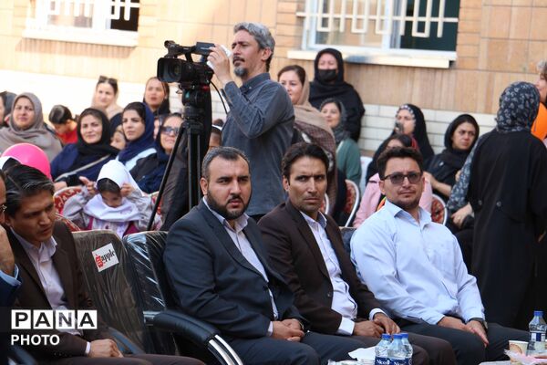 جشن شکوفه‌ها در بجنورد با نواخته‌شدن زنگ مهر و آغاز سال تحصیلی کلاس اولی‌ها
