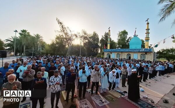 طنین نماز عید قربان در بقعه متبرک امامزاده شاه قطب‌الدین حیدر (ع) رودان