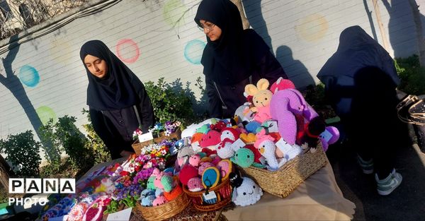 بازارچه کارآفرینی دانش‌آموزی در دبیرستان دخترانه سرافرازان ۲ ناحیه ۶ مشهد