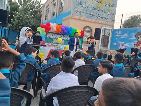 دانش آموزان در آغوش مدرسه