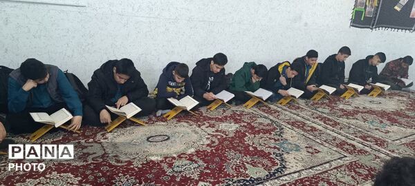 محفل جزء‌خوانی قرآن کریم در دبیرستان پسرانه صدرا ابرکوه