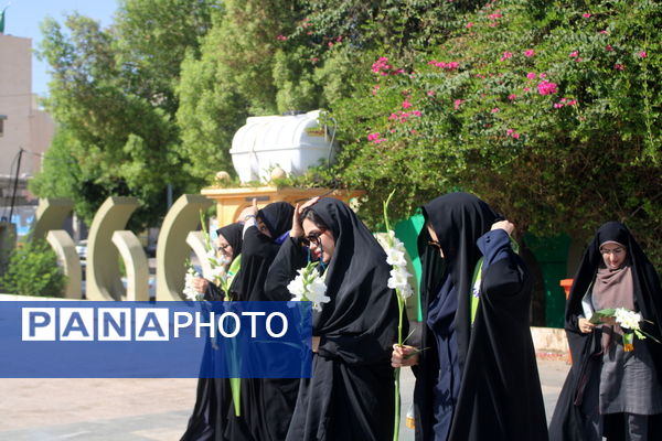 تجدید میثاق مدیر سازمان دانش آموزی استان بوشهر با شهدا