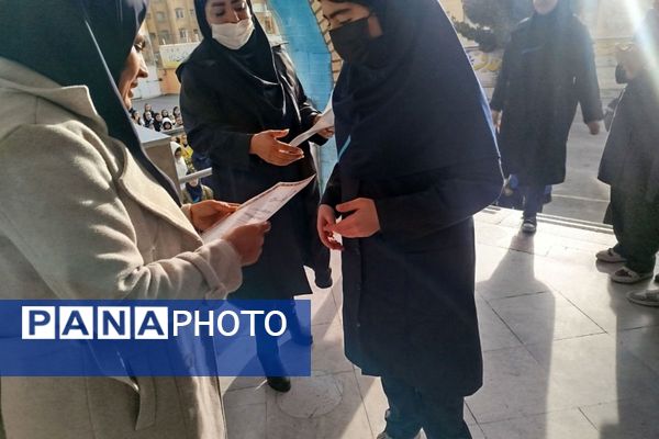 تجلیل از دانش آموزان ممتاز دبیرستان عطیه 
