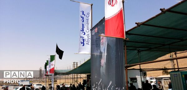 خدمت‌رسانی موکب سیمان آبیک در مسیر زائران؛ همراهی خادمان در پذیرایی و بدرقه