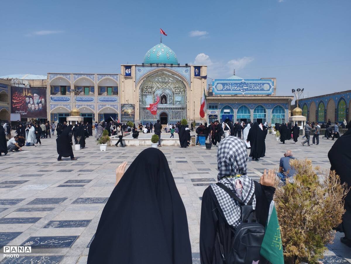 قدم های جامانده از ارض طوس، در مسیر حرم حضرت جعفربن موسی الکاظم (ع)