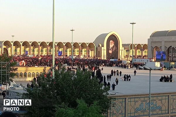 بدرقه با اشک و بیعت ،ایران در سوگِ قائد شهید امت