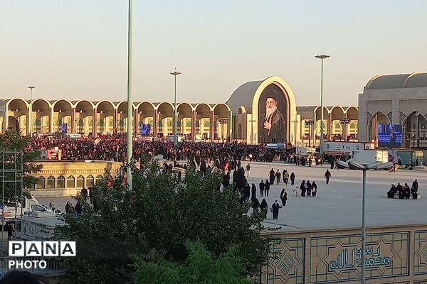 بدرقه با اشک و بیعت ،ایران در سوگِ قائد شهید امت