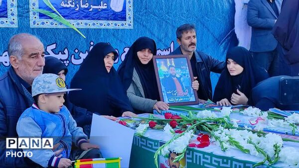  تشییع پیکر شهدا در میدان امام خمینی (ره) همدان با حضور حماسی مردم همیشه در صحنه
