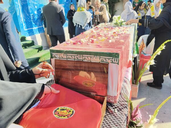 دبیرستان نجم میزبان پیکر یک شهید گمنام شد