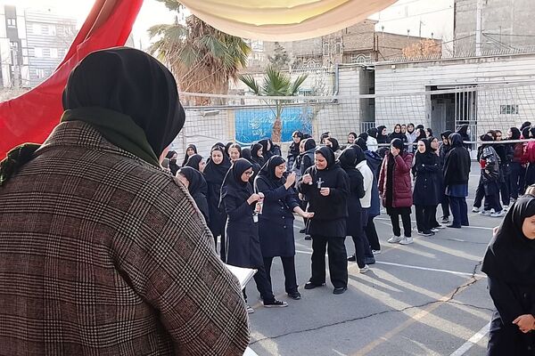  جشن ۲۲ بهمن در دبیرستان حضرت زینب(س) شهرری