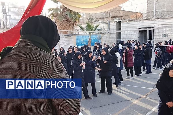 جشن ۲۲ بهمن در دبیرستان حضرت زینب(س) شهرری